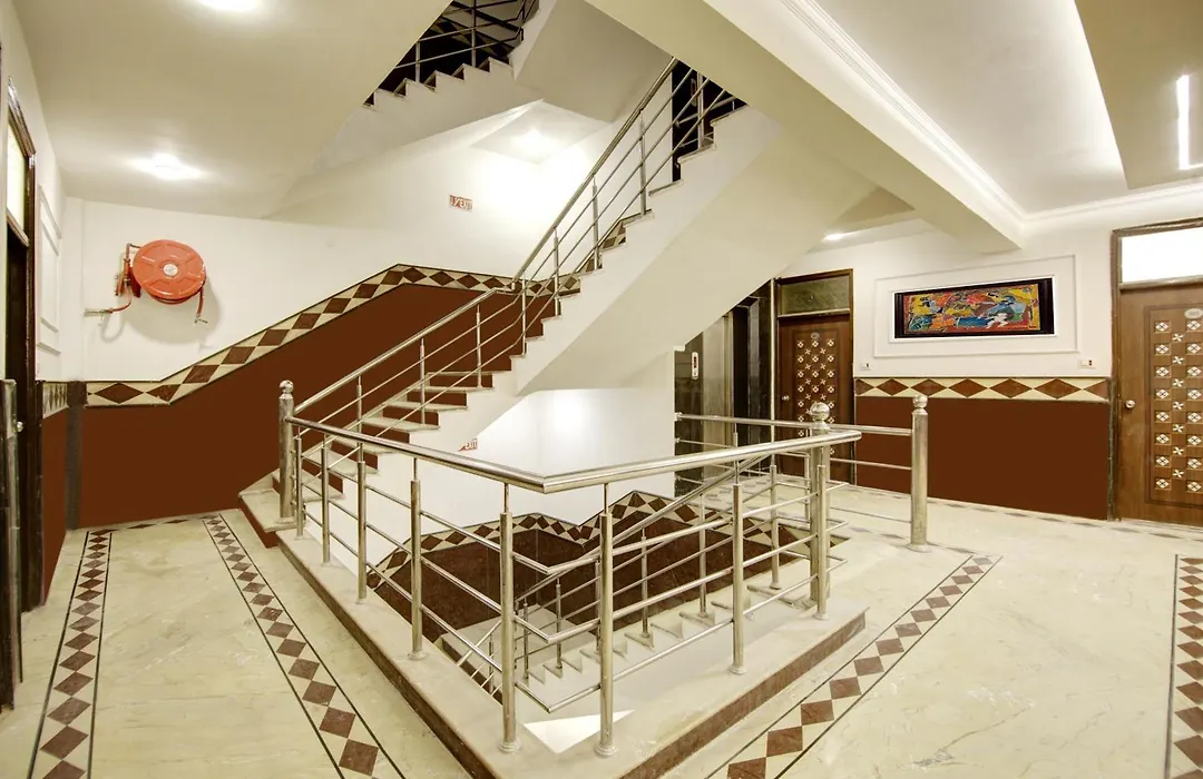 Hotel Star Villa City Centre Connaught Place - Airport Pick Up & Drop-1